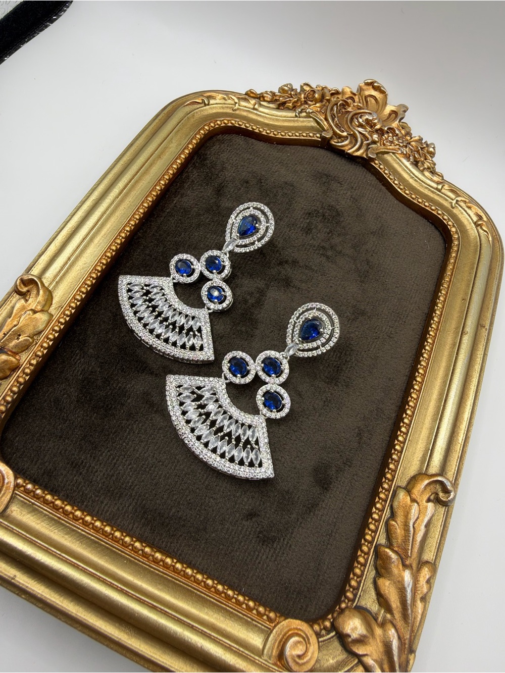 Elegant Silver Fan Drop Earrings with Blue Gemstones - Picture 4 of 5